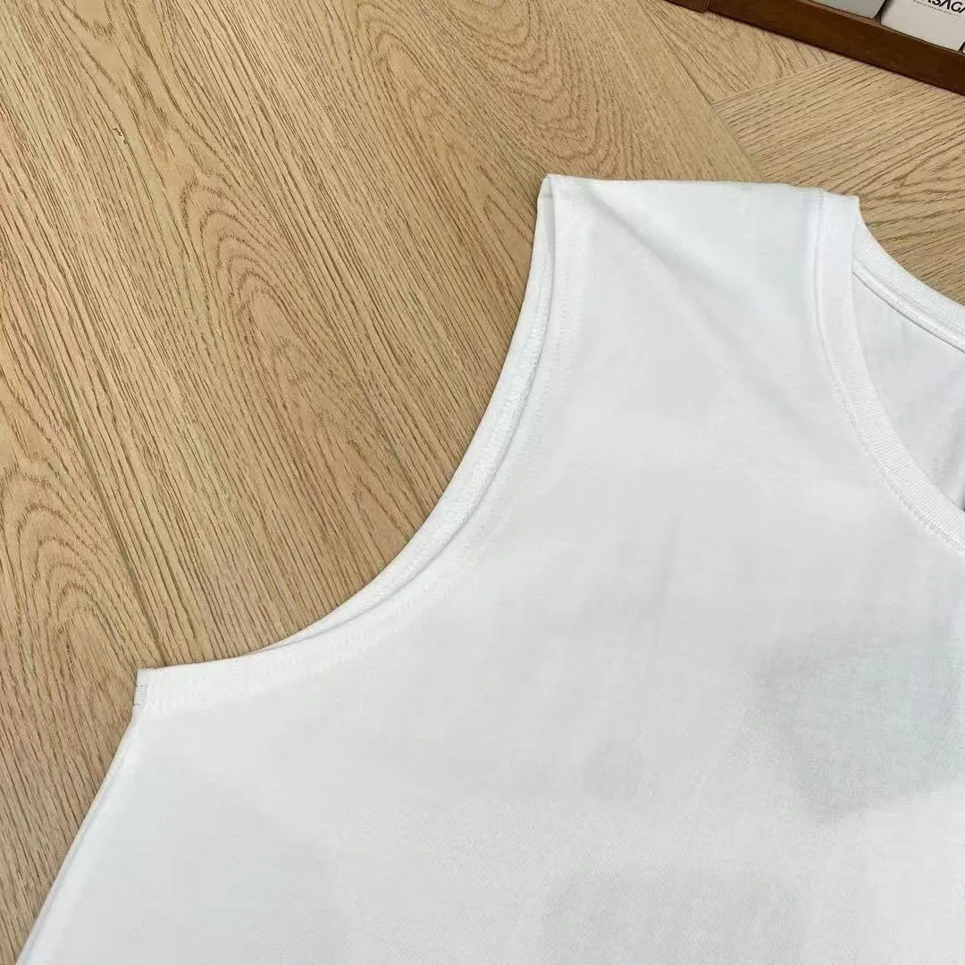 P150 Stone Island new summer sleeveless vest is now online👏! The iconic brand leather logo on the chest is simple and elegant😍! 220g pure cotton fabric, comfortable and breathable👍. It’s simply a must-have item for summer✨! Color: black, white Size: S～XL. Please report your height and weight when placing an order in the loose version